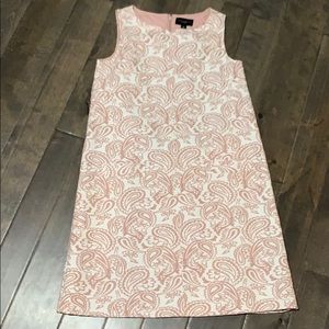 Sleeveless lines dress